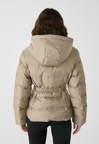 Stradivarius HOODED PUFFER - Zimná bunda - mottled brown