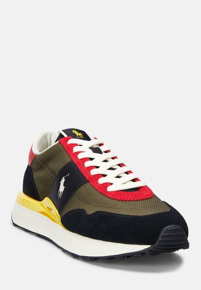 Zapatillas para hombre con tejido verde oliva, detalles en ante azul marino, tejido rojo alrededor del cuello, cordones blancos y suela amarilla. Logotipo en el lateral.