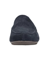 Navyblauer Wildleder-Loafer mit einer abgerundeten Zehe, strukturierten Oberflächen und Gummisohle. Schlichtes Design ohne sichtbare Verzierungen.