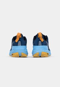 Trailrunning-Schuhe mit navyblauem Obermaterial, blauer Zwischensohle und gelbem Außenrand. Verfügt über ein strukturiertes Material und eine Zuglasche an der Ferse.