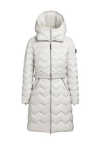 Vit pufferjacka med ett zigzag-quiltat mönster, huva, frontdragkedja och midjebälte. Tillverkad av ett slätt, lätt material.