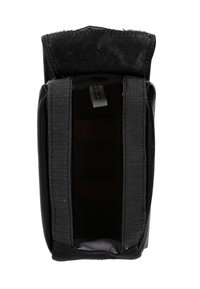 Černá kožená taška s klopovým uzávěrem, vybavená suchým zipem a nevycpaným interiérem. Exteriér má hladkou texturu a minimální zdobení.