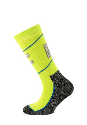 Hochsichtbare, leuchtend gelbe Socken mit grauen Akzenten, die eine strukturierte Oberfläche, blaue Streifen und eine verstärkte schwarze Ferse aufweisen.