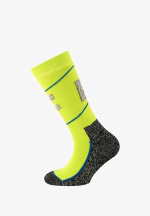 Hochsichtbare, leuchtend gelbe Socken mit grauen Akzenten, die eine strukturierte Oberfläche, blaue Streifen und eine verstärkte schwarze Ferse aufweisen.