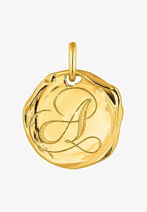 Colgante de oro con forma circular irregular y texturizada. Presenta una letra "A" grabada en cursiva. Incluye un robusto lazo para su sujeción.