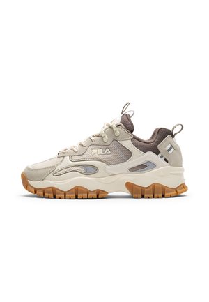 Zapatilla FILA beige y marrón con suela gruesa de goma texturizada, paneles de malla y ante, cierre de cordones en la parte delantera y lengüetas para tirar en la lengüeta y el talón.