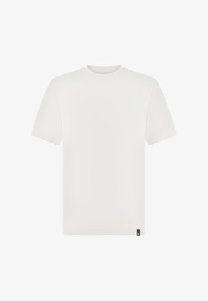 Prosty biały T-shirt z krótkim rękawem i okrągłym dekoltem, z małą czarną metką na dolnym brzegu.