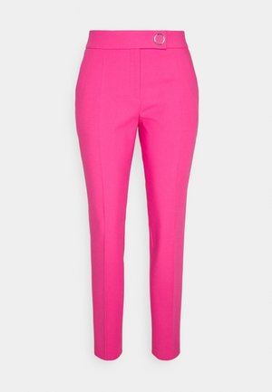 Pantalon rose ajusté à coupe slim, avec une texture lisse, une ceinture ornée d'un accent circulaire et des détails de coutures verticales.