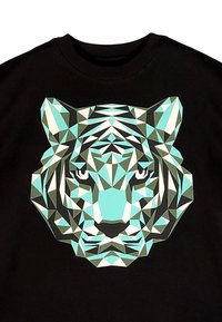 Design géométrique de visage de tigre en nuances de bleu, blanc et noir centré sur un fond en tissu noir.