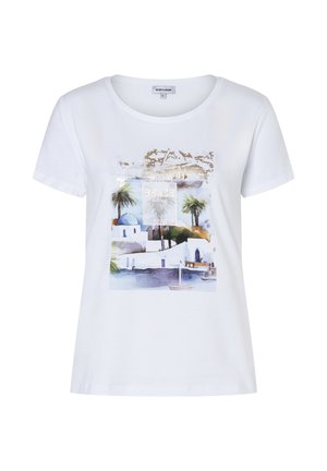 Weißes T-Shirt mit kurzen Ärmeln und einem Strandmotiv mit Palmen, weißen Gebäuden, einem Segelboot und dem Wort „BEACH“ in goldenen Akzenten.