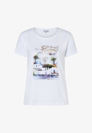 Weißes T-Shirt mit kurzen Ärmeln und einem Strandmotiv mit Palmen, weißen Gebäuden, einem Segelboot und dem Wort „BEACH“ in goldenen Akzenten.