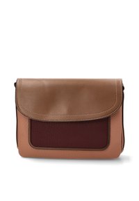 Bolso de hombro de cuero con una solapa marrón lisa, panel frontal texturizado color burdeos y paneles laterales beige con costuras en contraste.