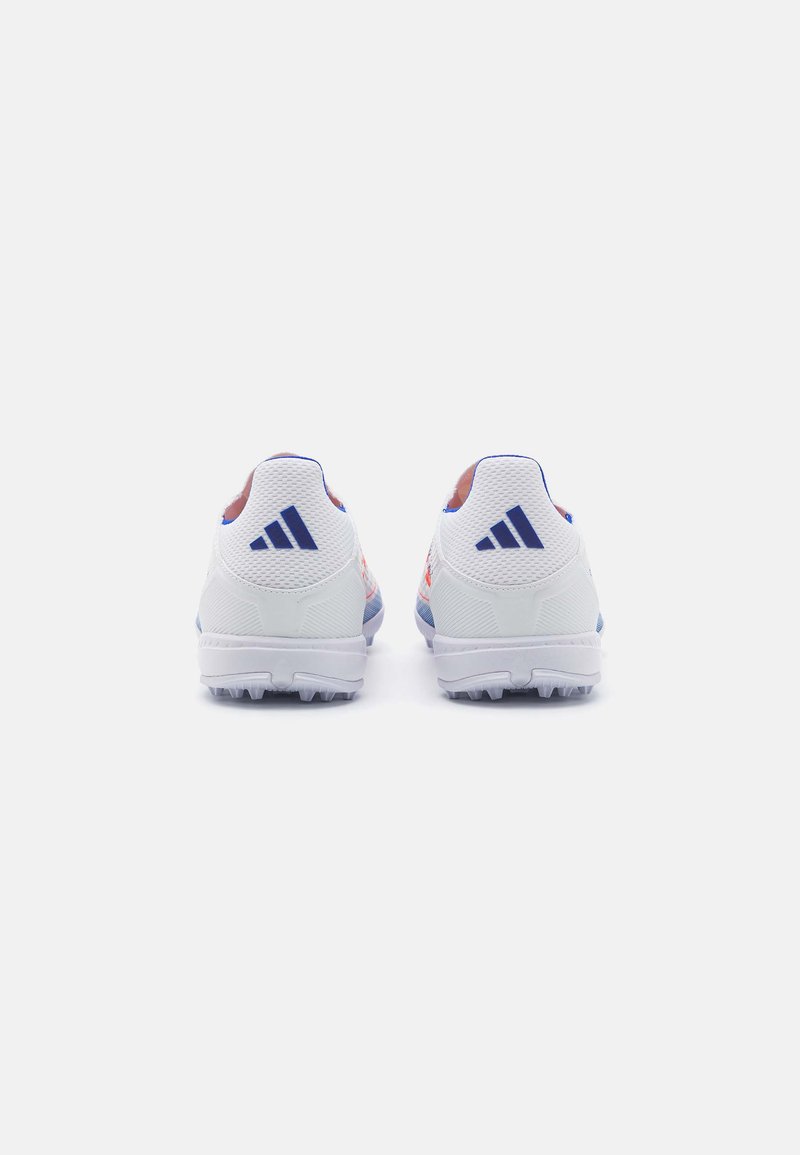 Zapatillas deportivas blancas con acentos azules, parte superior de malla texturizada, cuello acolchado y logo de tres rayas en el talón trasero. Adecuadas para uso deportivo.