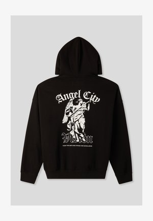 Felpa nera con cappuccio che presenta un design grafico bianco sul retro, raffigurante un angelo e la scritta "Angel City Vision" con uno slogan sottostante.