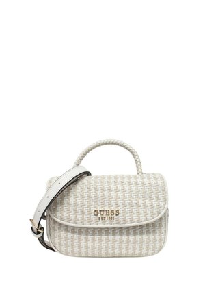 Borsa intrecciata crema con un design strutturato, manico superiore e tracolla regolabile. Presenta un logo dorato e una finitura liscia e testurizzata.
