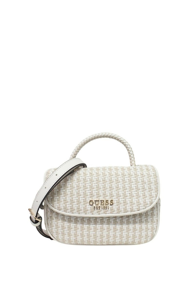 Borsa intrecciata crema con un design strutturato, manico superiore e tracolla regolabile. Presenta un logo dorato e una finitura liscia e testurizzata.