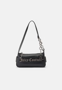 Fekete bőr női táska ezüst "Juicy Couture" felirattal, levehető pánttal és lánc díszítéssel. Téglalap alakú, textúrált felülettel.