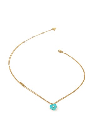 Gouden ketting met een turquoise hartvormige hanger met decoratieve details en een sluiting.