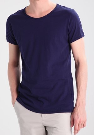 Navyblaues T-Shirt mit kurzen Ärmeln aus weichem Baumwollstoff, runder Ausschnitt und lockerer Passform. Verfügt über ein dezentes Saumdetail.