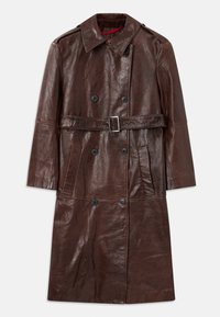 Manteau trench en cuir marron foncé avec un large col, double boutonnage noir, ceinture à boucle carrée à la taille et poches avant.