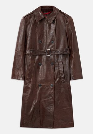Cappotto trench in pelle marrone scuro con colletto ampio, bottoni neri doppi, cintura in vita con fibbia quadrata e tasche frontali.
