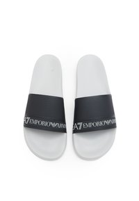 Infradito neri con una cintura texture che presenta il marchio bianco "Emporio Armani". Sottopiede grigio chiaro solido. Design piatto.