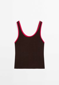 Bruine geribbelde tanktop met brede schouderbanden, voorzien van contrasterende roze afwerking rond de halslijn en armsgaten.