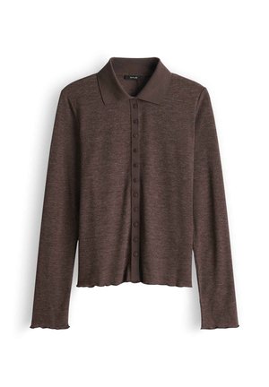 Cardigan marrone a maniche lunghe con coste, scollo con colletto, chiusura frontale con bottoni, orlo smerlato e texture liscia.