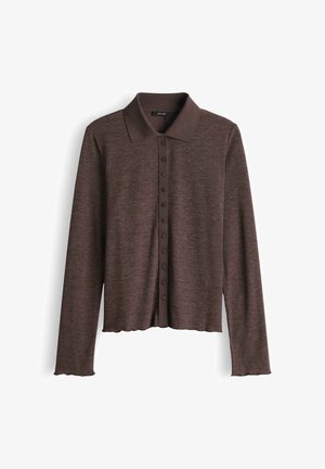 Bruine geribbelde cardigan met lange mouwen, een kraag, knoopsluiting aan de voorkant, een gegolfde zoom en een gladde textuur.