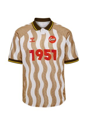 Tan en witte korte mouwen jersey met golvende patronen, een bruine kraag en gele accenten. Rode "1951" print en merklogo weergegeven.