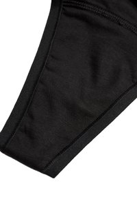 Schwarzer Baumwollstoff mit glatter Textur, ausgestattet mit genähten Kanten und einem minimalistischen Design, das eine dreieckige Form und Seiten präsentiert.
