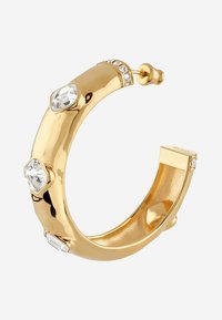 Goldener Creolen-Ohrring mit poliertem Finish, verziert mit klaren, runden und rechteckigen Kristallakzenten entlang der Außenseite.