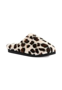 Ciabatta con stampa leopardata, dalla texture morbida e pelosa, con punta arrotondata e suola in gomma nera. Accentuata da macchie marroni e crema.