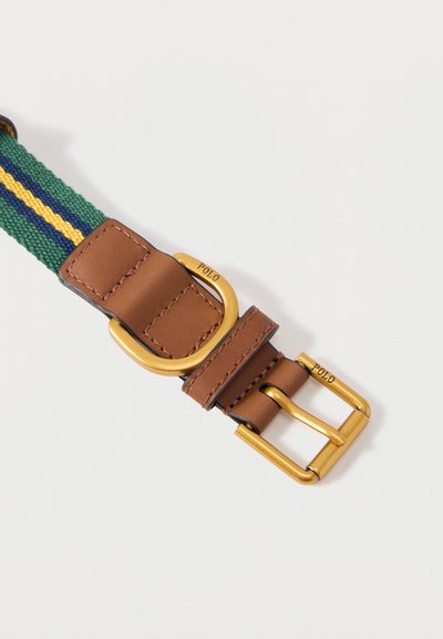 Extrémité de ceinture en cuir marron avec boucle dorée et anneau en D, attachée à une sangle en tissu tissé rayé vert, bleu et jaune, de la marque "POLO".