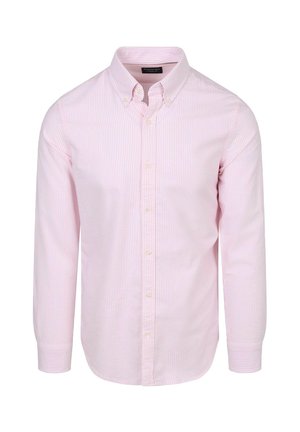 Hellrosa Herrenlangarmhemd mit dünnen vertikalen Streifen und einem Button-Down-Kragen vor weißem Hintergrund.