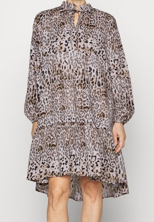 Robe imprimée léopard en tissu léger, avec un décolleté en forme de trou de serrure, un col volanté, des manches longues et un ourlet en couches.