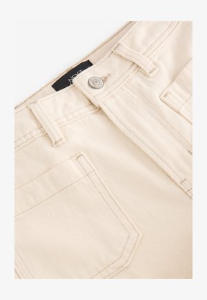 Beige Baumwollhosen mit strukturiertem Finish, ausgestattet mit einem Metallknopf, Gürtelschlaufen und vorderen Taschen. Die Nahtführung betont die Designdetails.