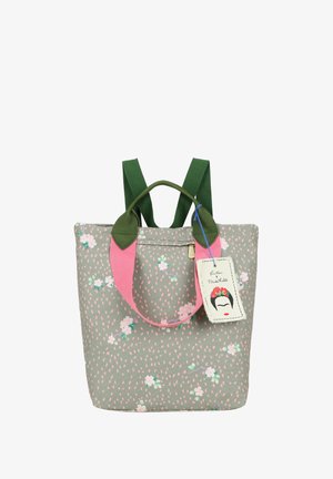 Piccola borsa con manici verdi e rosa, sfondo grigio decorato con piccoli fiori bianchi e rosa, e etichetta Frida Kahlo attaccata.