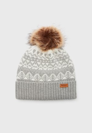 Bonnet tricoté gris et blanc avec bord-côtes et pompon en fausse fourrure marron, avec une petite étiquette beige de la marque Barbour.