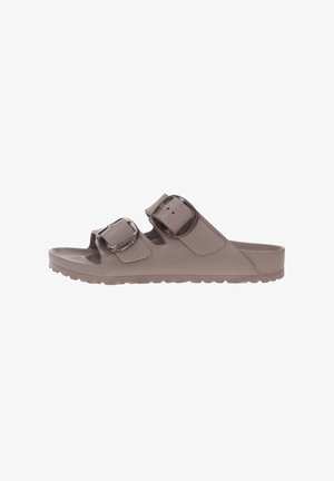 Sandales en plastique marron avec deux brides réglables à boucle, semelle intérieure texturée et semelle en caoutchouc conçue pour le confort et l'adhérence.