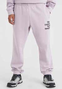 Lichtpaarse sweatpants met elastische tailleband en boorden, met zwarte opdruk: "The Future Surf Society" op het linkerpand.