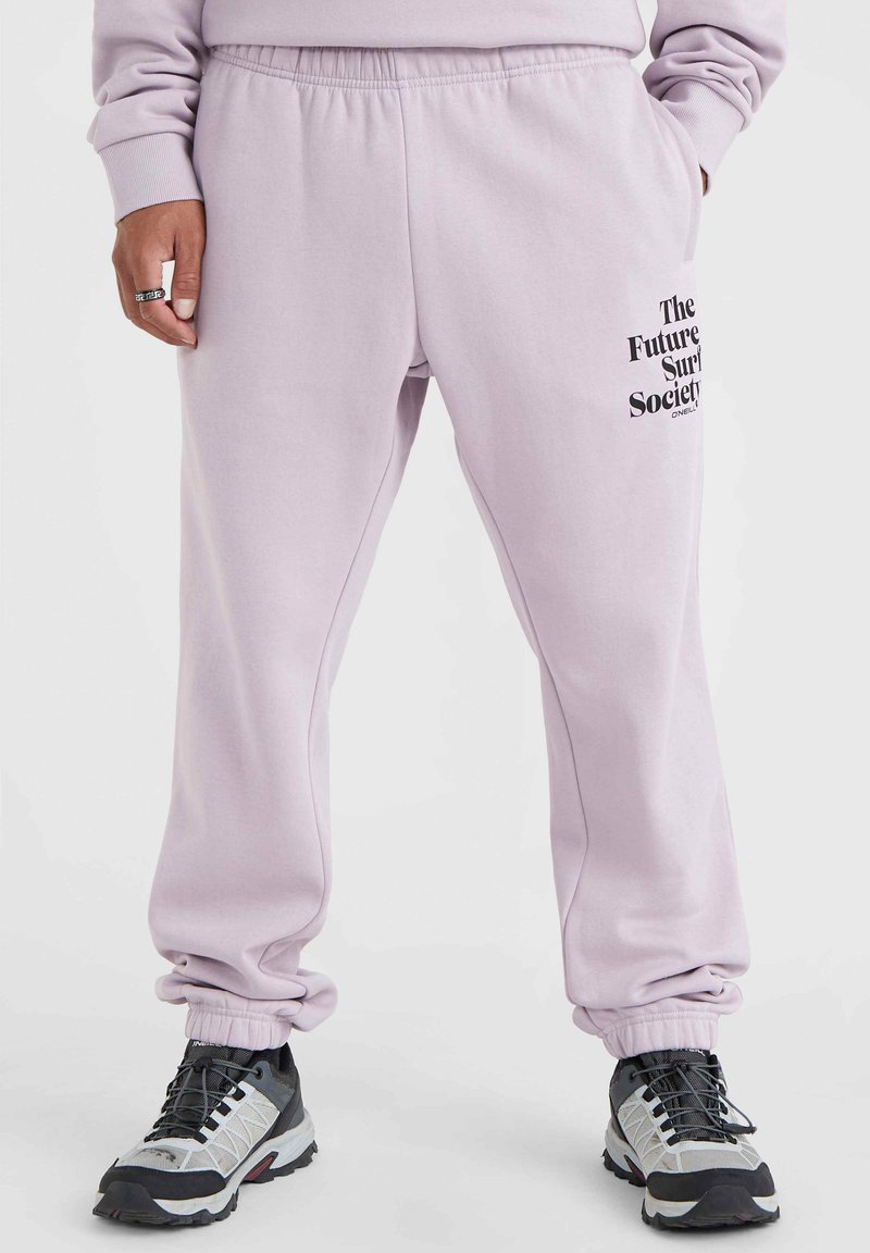 Lichtpaarse sweatpants met elastische tailleband en boorden, met zwarte opdruk: "The Future Surf Society" op het linkerpand.