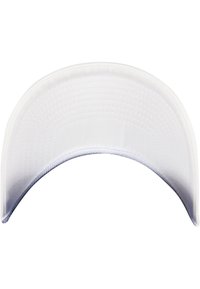 Hvid baseballkasket med skygge, som har en glat tekstur, buet form og diskrete syninger langs kanten.