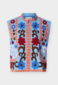 Μπλε αμάνικη μπλούζα με πολύχρωμα κεντητά λουλουδένια σχέδια σε κόκκινο, μπλε, καφέ και πορτοκαλί, με λαιμόκοψη στρογγυλή και κεντρικό φερμουάρ.