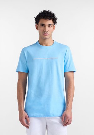 Jasnoniebieska bawełniana koszulka z krótkimi rękawami, okrągłym dekoltem i subtelnym nadrukiem na piersi w kontrastujących kolorach.