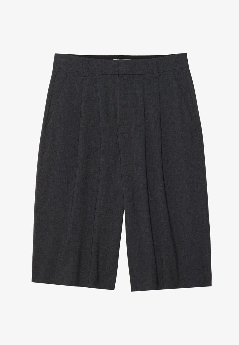 Donkergrijze geplooide shorts van textuurstof, met een tailleband en een rechte pijp, zonder zichtbare zakken of detailing.