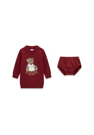 Robe bébé bordeaux avec ours en peluche et logo GUESS, assortie à une culotte de protection bordeaux avec taille élastique et ouvertures pour les jambes.
