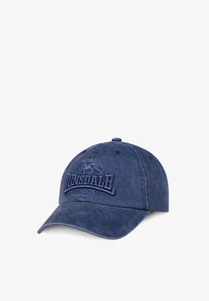 Tmavomodrá baseballová čiapka s ohnutým štítkom a vyšívaným logom "Lonsdale London" s levom na prednom panely.