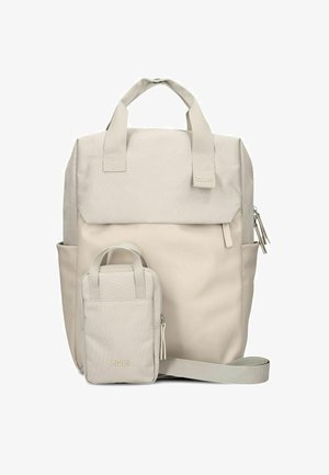 Zaino in tessuto beige con manici corti, tasche laterali, una pattina frontale con zip e una piccola borsa coordinata con zip e tracolla.