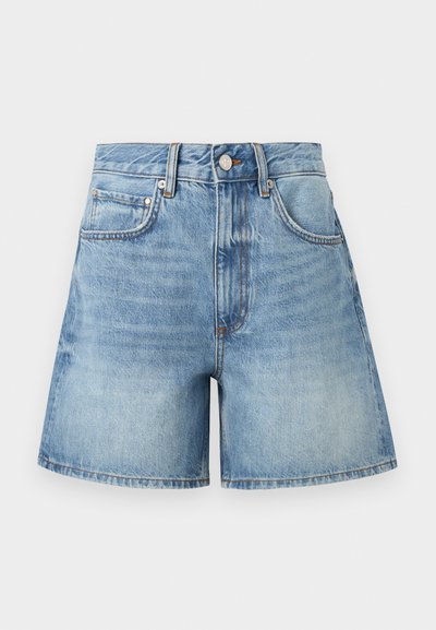 Világoskék farmer rövidnadrág elülső zsebekkel, övbújtatókkal, gombos záródással és enyhén kifakult mosással, egyszerű fehér háttéren.